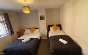 Contractors, City Centre, Parking, 3 Double Rooms, Netflix, Cosy!